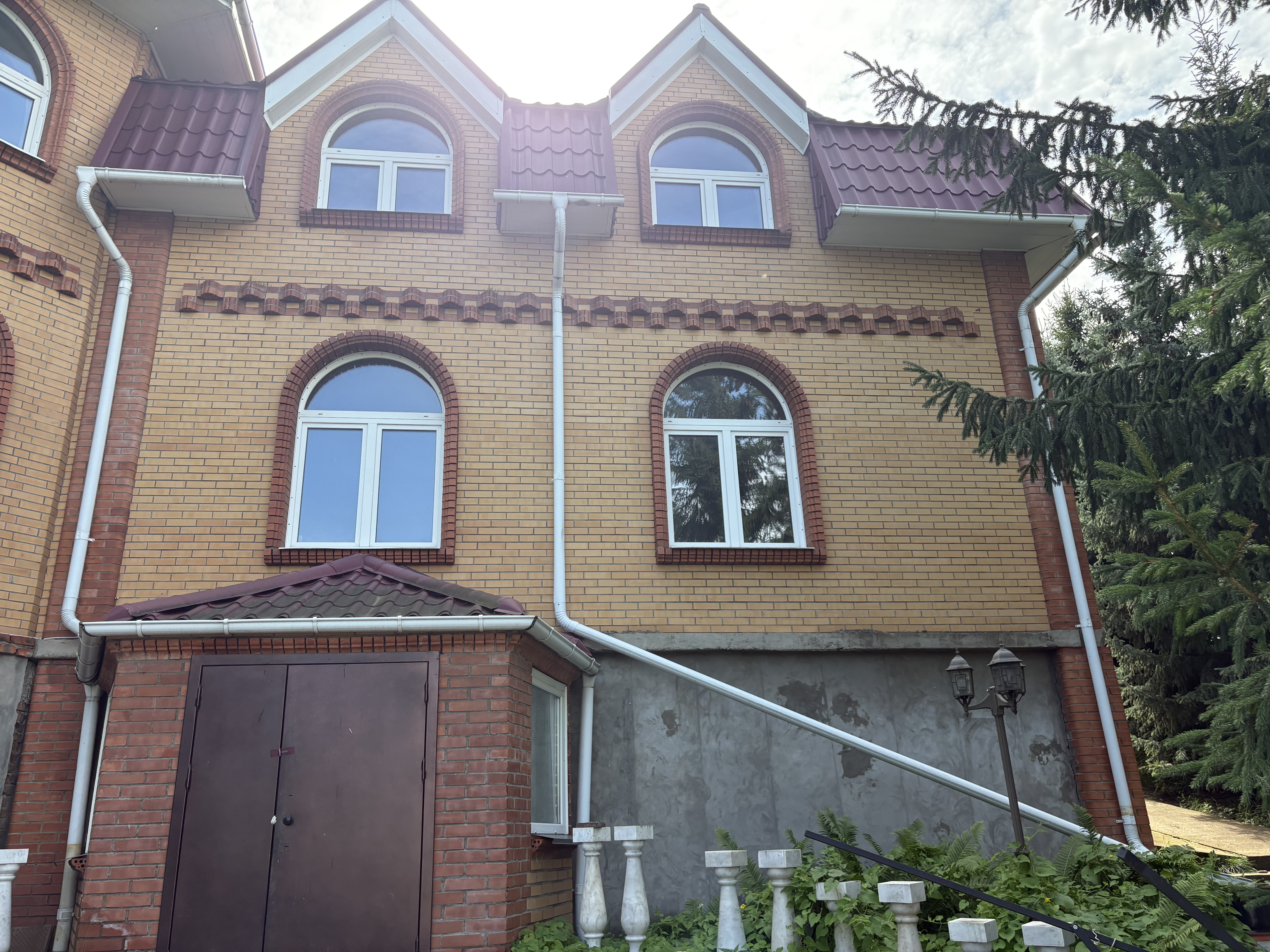 Жилой дом с земельным участком